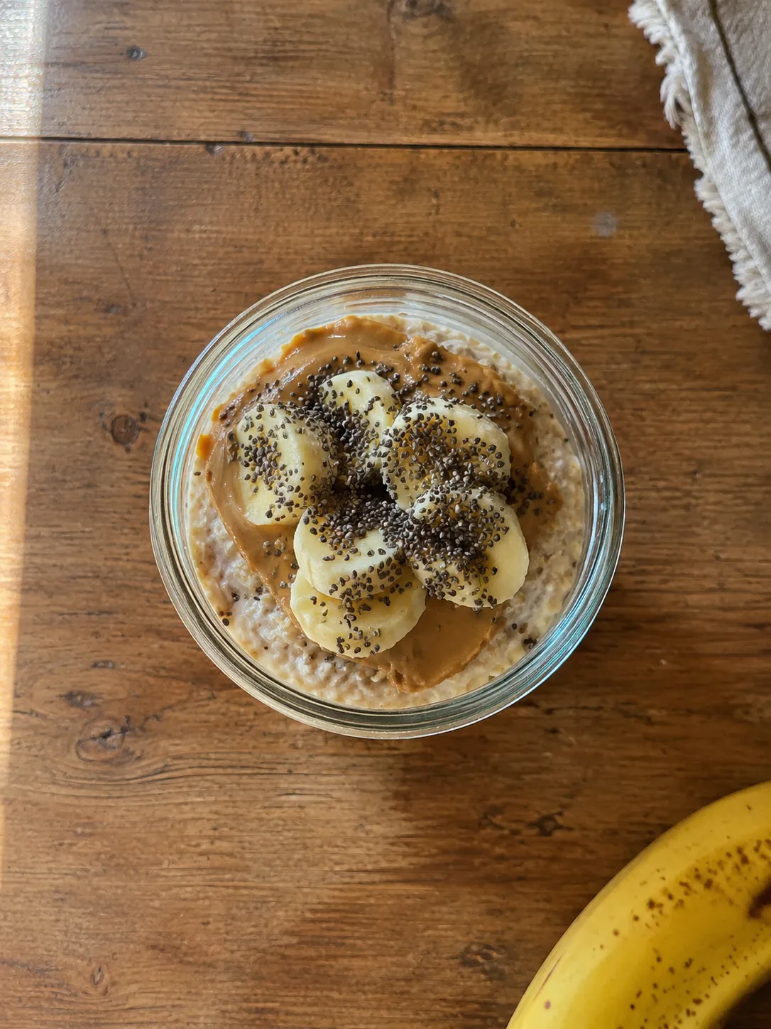 A bowl of oats topped with berries